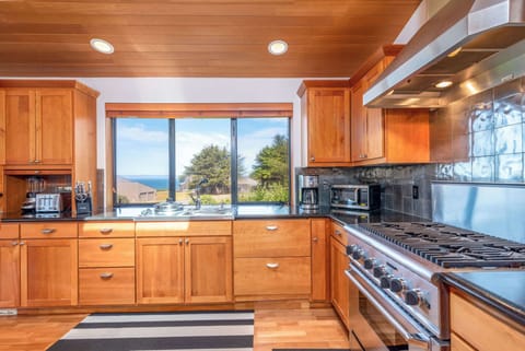 Master chefs can enjoy the endless countertop space and stainless steel oven