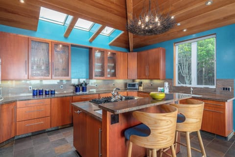 Full kitchen w/ slow cooker, toaster, drip coffee pot, blender, and more!