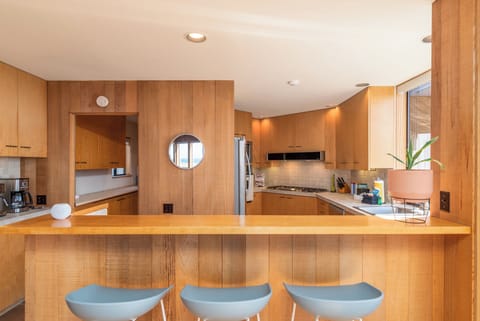 Additional bar stool seating for 3 around the kitchen