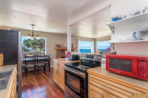 Kitchen is equipped with microwave, toaster and more