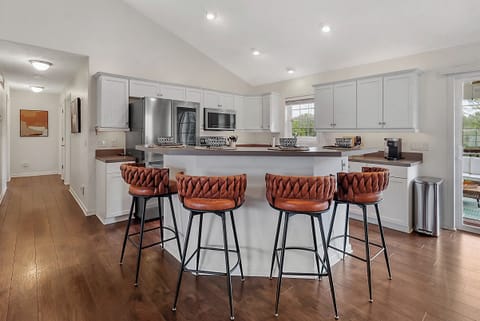 Leather bar seats for 4 in the kitchen island