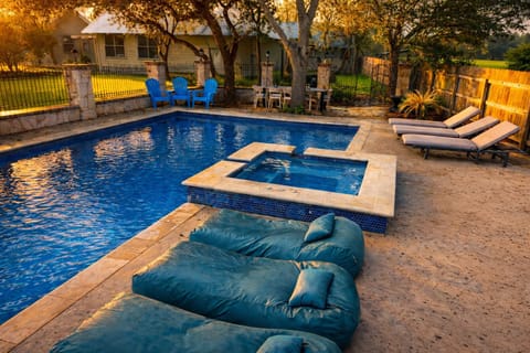 Private Riverfront Estate Sleeps 22 Pool Hot Tub for Families and Reunions House in San Marcos