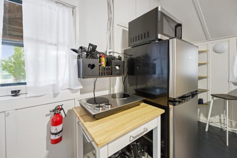 Fully equipped, electric cooktop, mini fridge, microwave, toaster, drip coffee maker, cooking basics, dishware, utensils