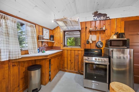 Fully equipped, electric cooktop and oven, mini fridge, microwave, toaster, drip coffee maker, cooking basics, dishware, utensils