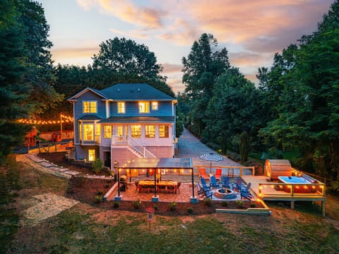 Crestview Meadows: Perfect for families and groups, the space also features a sauna, hot tub, arcade room, playset, disc golf basket, mini golf, and plenty of room to relax and recharge.