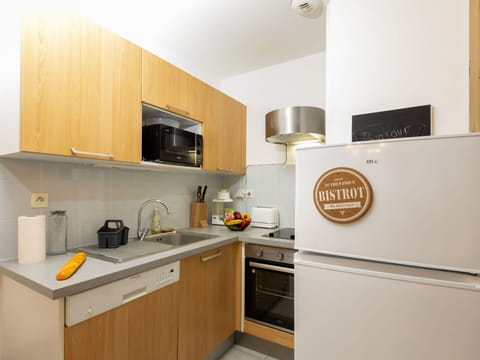 Table, Furniture, Tableware, Chair, Blue, Interior Design, Plant, Floor, Building, Outdoor Furniture