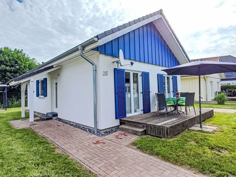 Sky, Plant, Cloud, Property, Building, Window, Land Lot, Grass, Residential Area