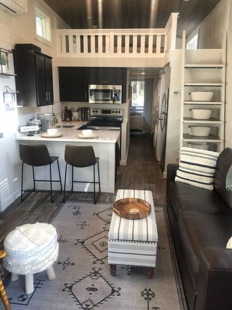 Fully stocked kitchen (1)