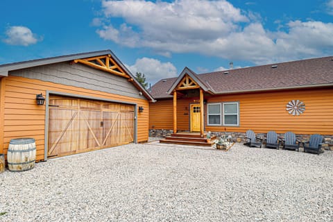 Front of home and Garage