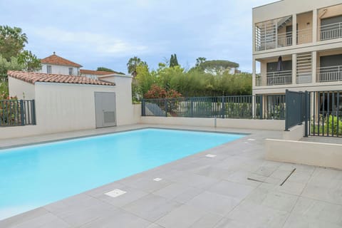 Casa-Jardin Secret: Apt climatisé avec piscine Apartment in Antibes