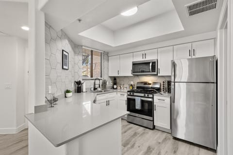 Spacious and tidy  kitchen area