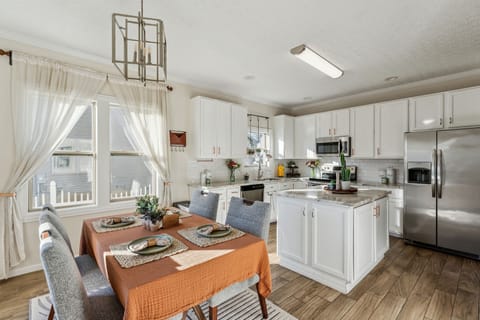 Casual Dining Area & Kitchen Overview