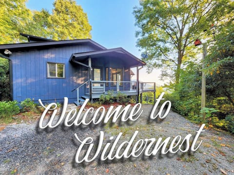 Mountain-top cabin near dining, skiing, hiking & local attractions