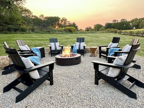 Watch sunsets and hot air balloons while staying warm by the fire🔥