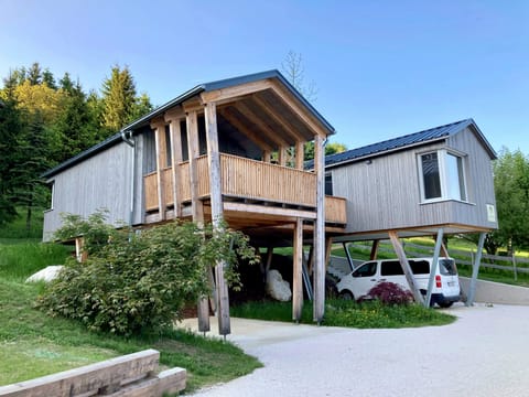 Chalet - exterior view with parking space
