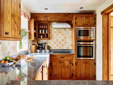 Trefaen Kitchen (1)