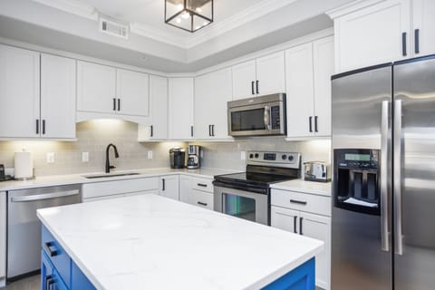 Great kitchen with Island