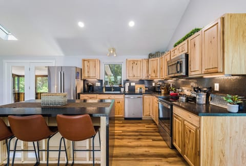 Fully stocked chefs' kitchen is ready for those amazing family meals!