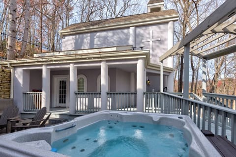 Gatlinburg Mansion's bubbling hot tub