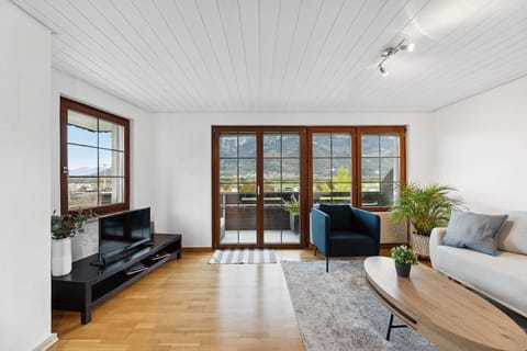 Helles Wohnzimmer mit Bergblick