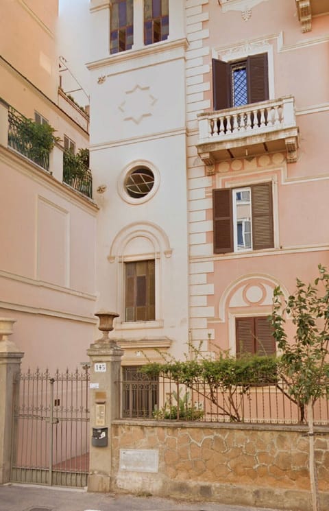 Esterno1
