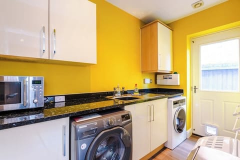 Separate Utility room with, Dishwasher and Washing machine