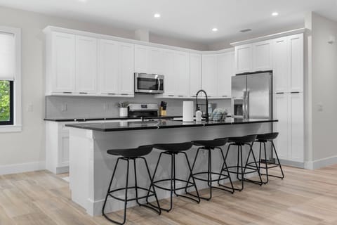 Additional seating for an intimate breakfast or entertaining.