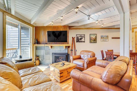 Silverthorne Vacation Rental | 2BR | 2BA | 800 Sq Ft | Stairs Required