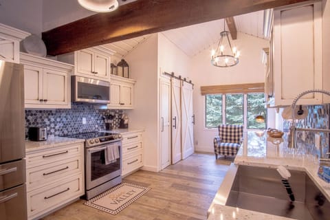 Fantastic space for cooking and entertaining!