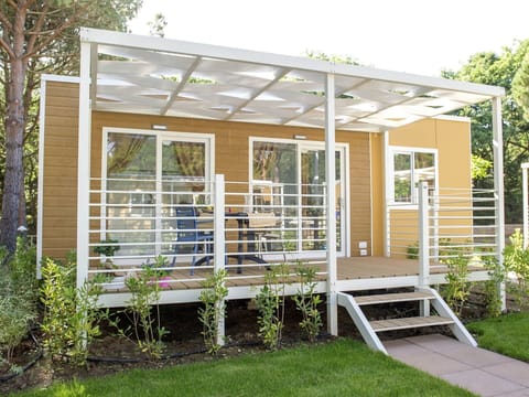 Building, Azure, Swimming Pool, Sky, Shade, Tree, Water, Rectangle, Urban Design, Outdoor Furniture