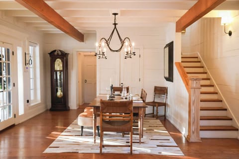 Dining area with seating for 6