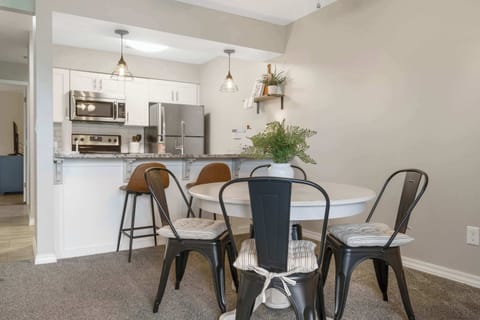 Table for 4 and additional counter seating