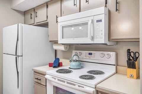 Unit #3 Fully furnished and equipped kitchen