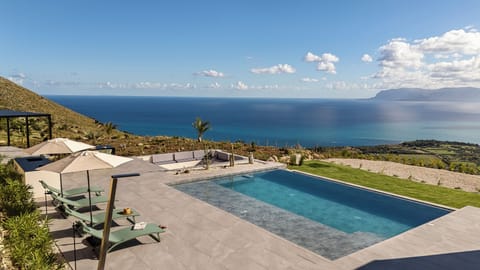 Infinity pool with sea view