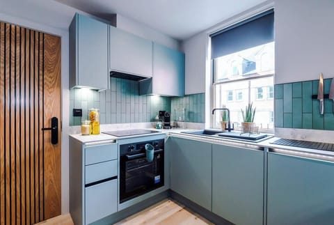 Large Oven with Airfryer setting for ease of use 