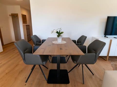 Zaunkönig - 2 bedrooms, bathroom - Waldrand Apartments Apartment in Schladming