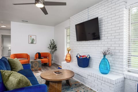 TV and ceiling fan in the living room 