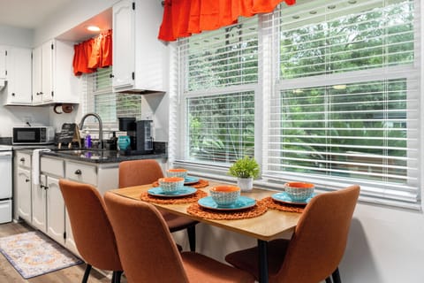 Dining area with 6 plush seats