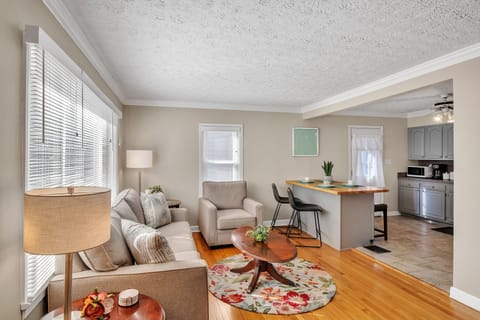 Home Decor, Furniture, Indoors, Living Room, Room