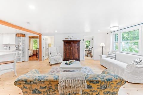 Stylish living area that blends elegance with comfort.