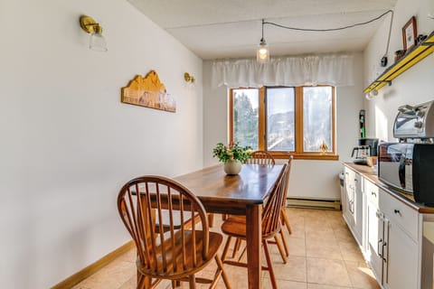Dining Area | Dishware & Flatware Provided
