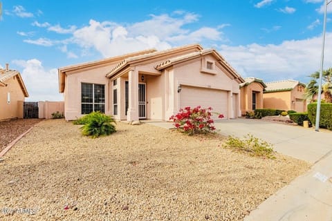 Beautiful 2 bedroom open concept home on the Golf Course! 