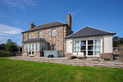 House with hot tub, BBQ and outdoor seating