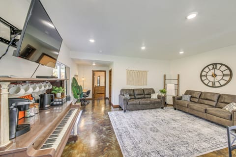 Living Room | Full Sleeper Sofa | Flat-Screen TV | Desk Workspace | Free WiFi