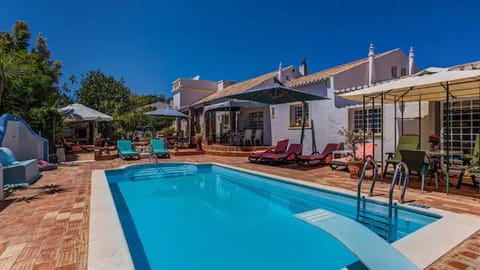 Private pool with sun loungers – the perfect spot to relax and enjoy the sun.
#AlgarveRetreat #PrivatePoolVilla #MountainViews #FamilyGetaway #RusticCharm #RelaxInTheSun #AlgarveVacation