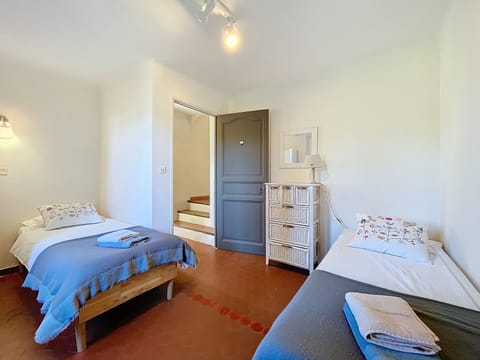 5 bedrooms, desk, iron/ironing board, travel crib