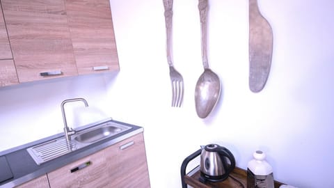 Dishwasher, cookware/dishes/utensils
