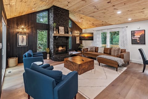 Morganton Vacation Rental | 3BR | 3BA | Stairs Required | 3,950 Sq Ft