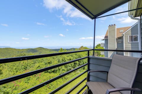 Gatlinburg Vacation Rental | 2BR | 2BA | 906 Sq Ft | Stairs Required