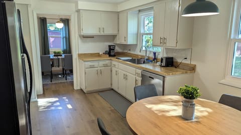 Fully stocked kitchen with a table and four seats.